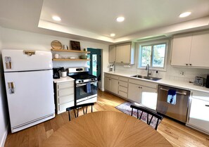 Kylskåp, mikrovågsugn, ugn och spishäll