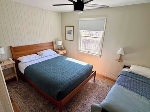 2 bedrooms, desk, iron/ironing board, travel cot - Stylish Farmhouse by Capitol Reef. Books, Full Kitchen, Kid-Friendly. (Teasdale)