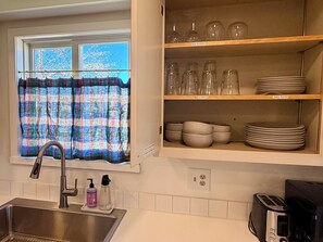 Fridge, microwave, oven, stovetop - Stylish Farmhouse by Capitol Reef. Books, Full Kitchen, Kid-Friendly. (Teasdale)