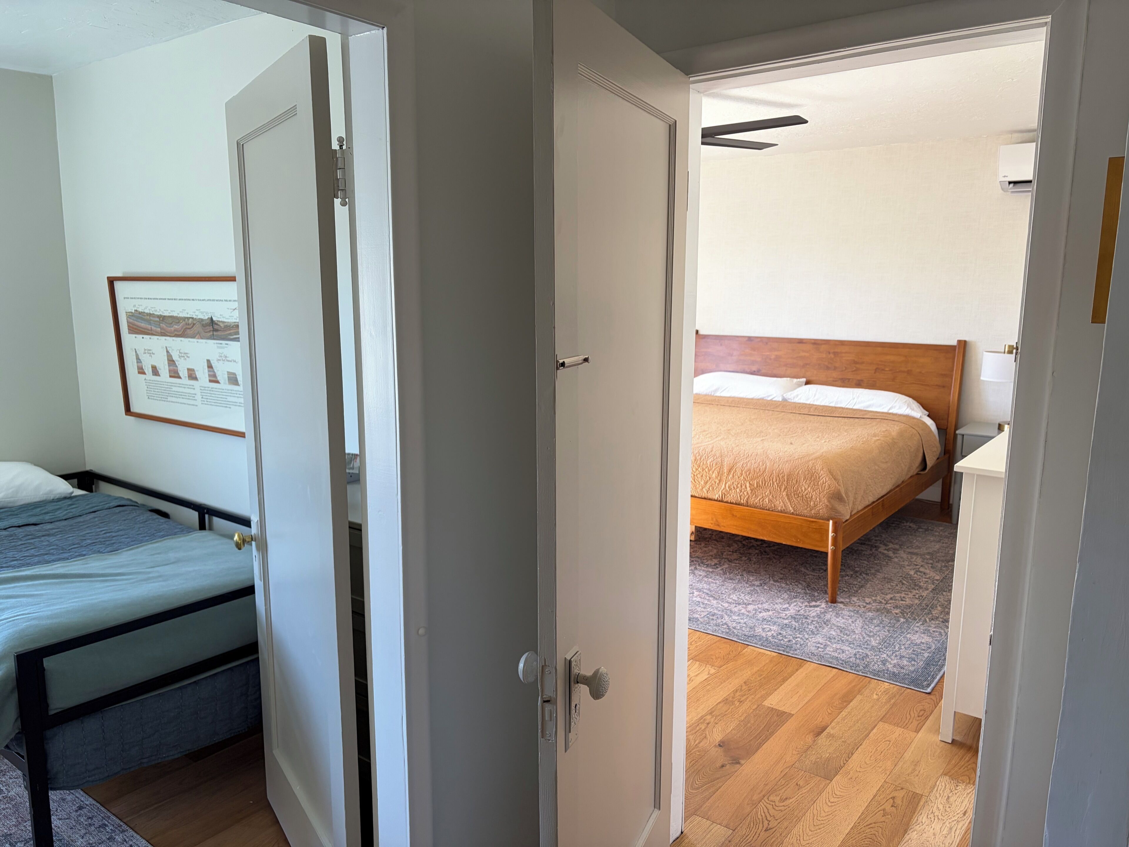 2 chambres, bureau, fer et planche à repasser, lit de bébé portatif