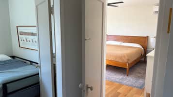 2 chambres, bureau, fer et planche à repasser, lit de bébé portatif