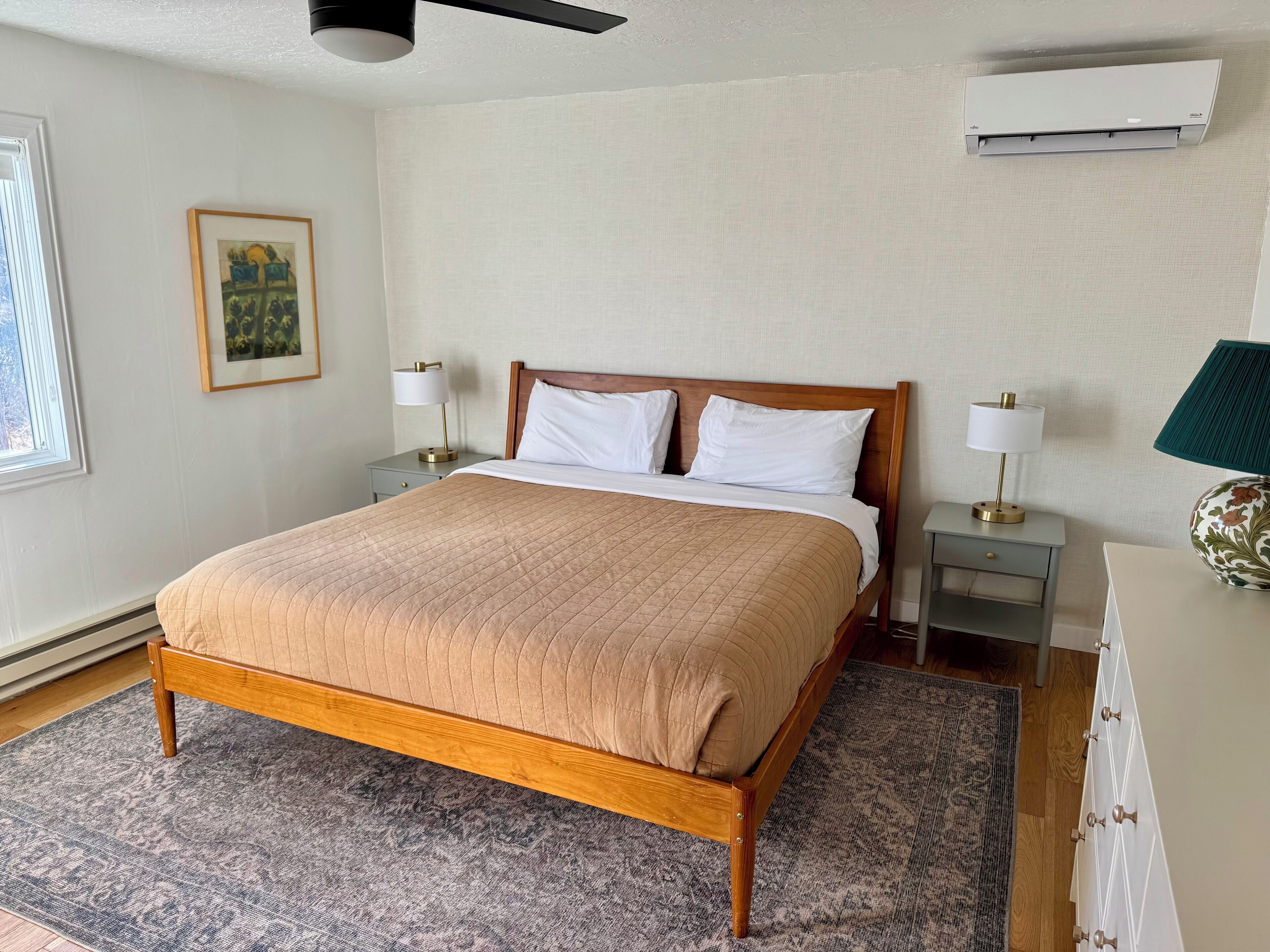 2 chambres, bureau, fer et planche à repasser, lit parapluie