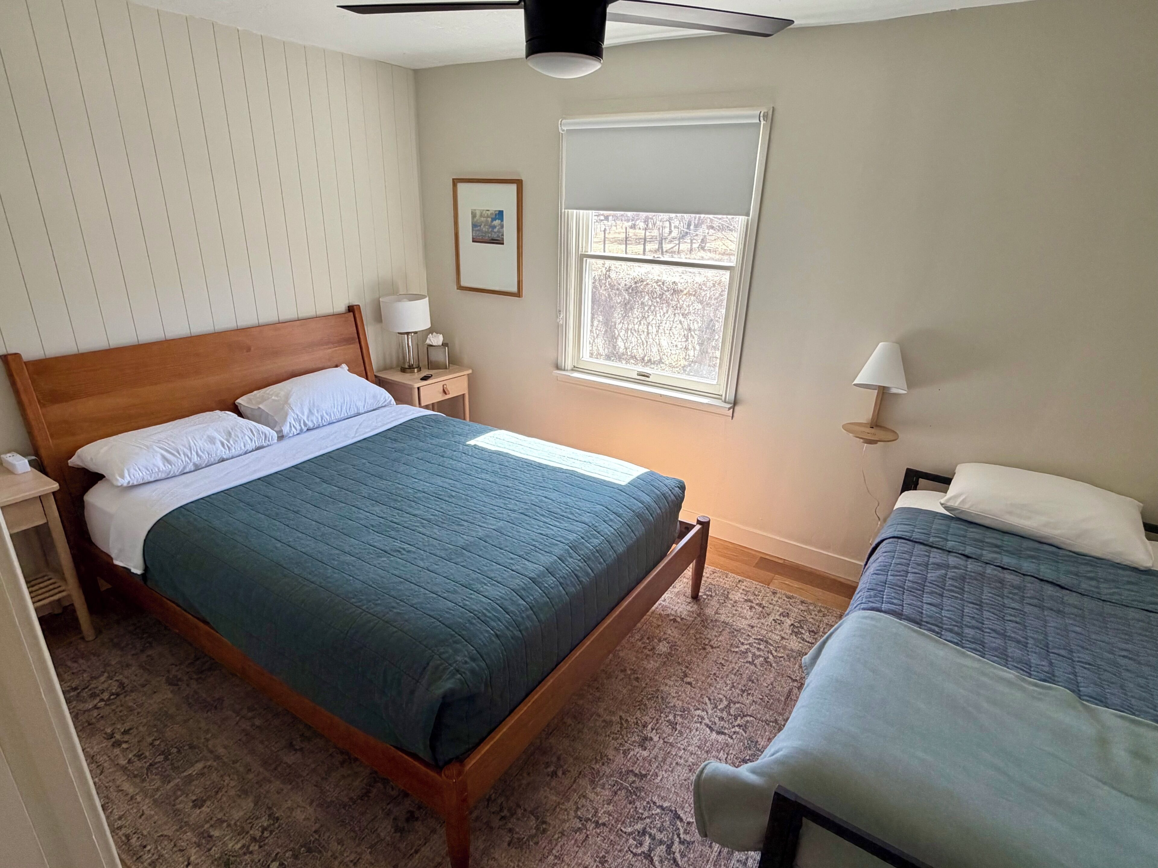 2 camere, una scrivania, ferro/asse da stiro, culla da viaggio