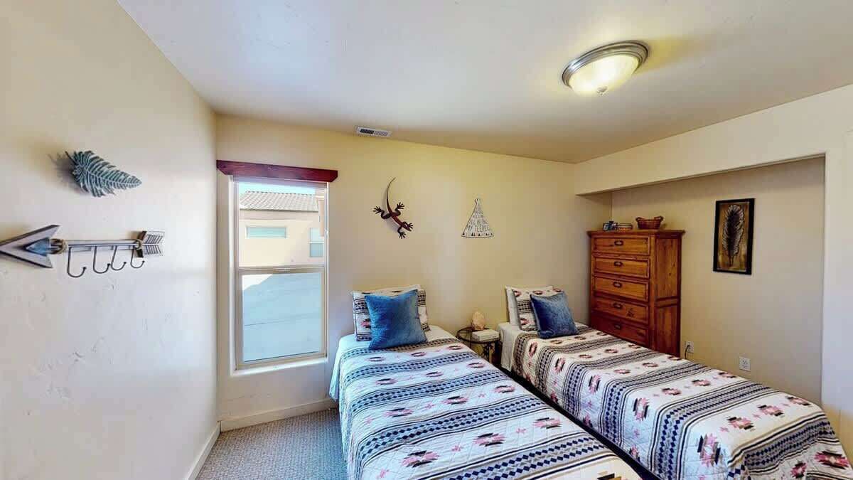 3 bedrooms, iron/ironing board, WiFi (free), bed sheets