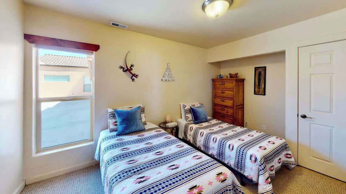 3 bedrooms, iron/ironing board, WiFi (free), bed sheets