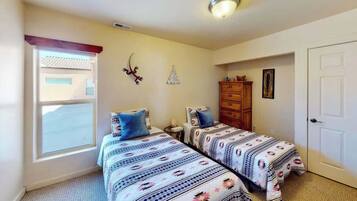 3 bedrooms, iron/ironing board, WiFi (free), bed sheets
