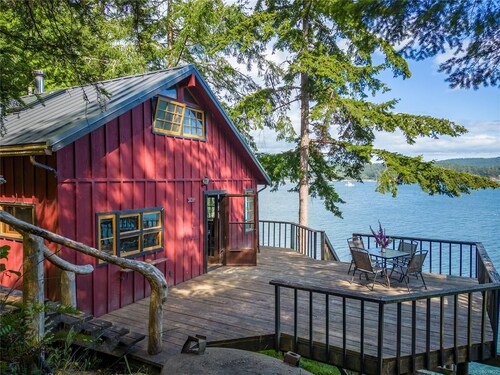 Salish Sunset Cabin/Oceanfront in Private Forest