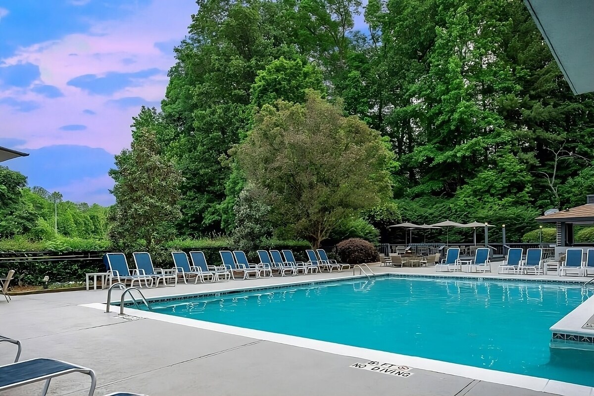 Make Your Trip More Enjoyable! 4 Relaxing Units, Pets Allowed, Parking, Pools!