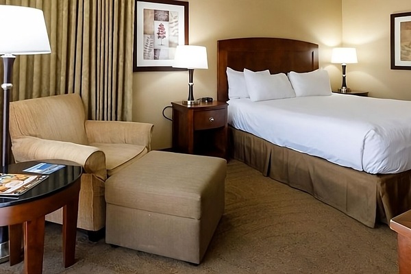 Unit with 1 King size bed. Exact unit will be assigned upon arrival. Views, colors and decor may vary.