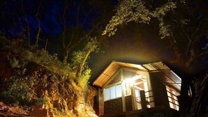 A small, rustic cabin with a sloped roof, nestled in a wooded area. - Cabaña El Encino II en Real del Monte (Mineral del Monte)