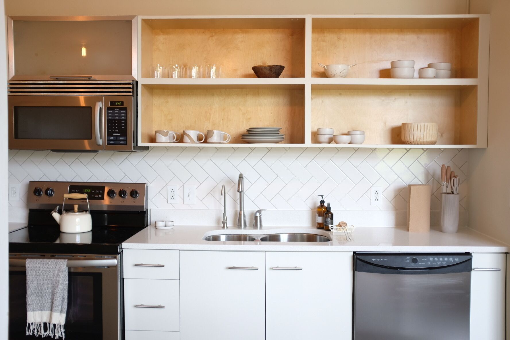 Réfrigérateur, micro-ondes, four, plaque de cuisson