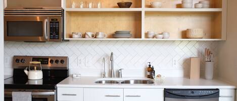 Réfrigérateur, micro-ondes, four, plaque de cuisson