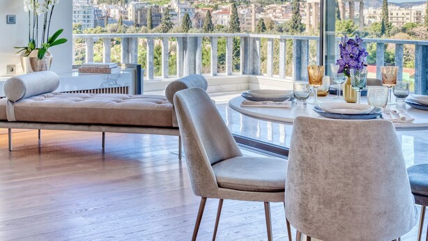 Un comedor moderno con vistas a un casco antiguo histórico.