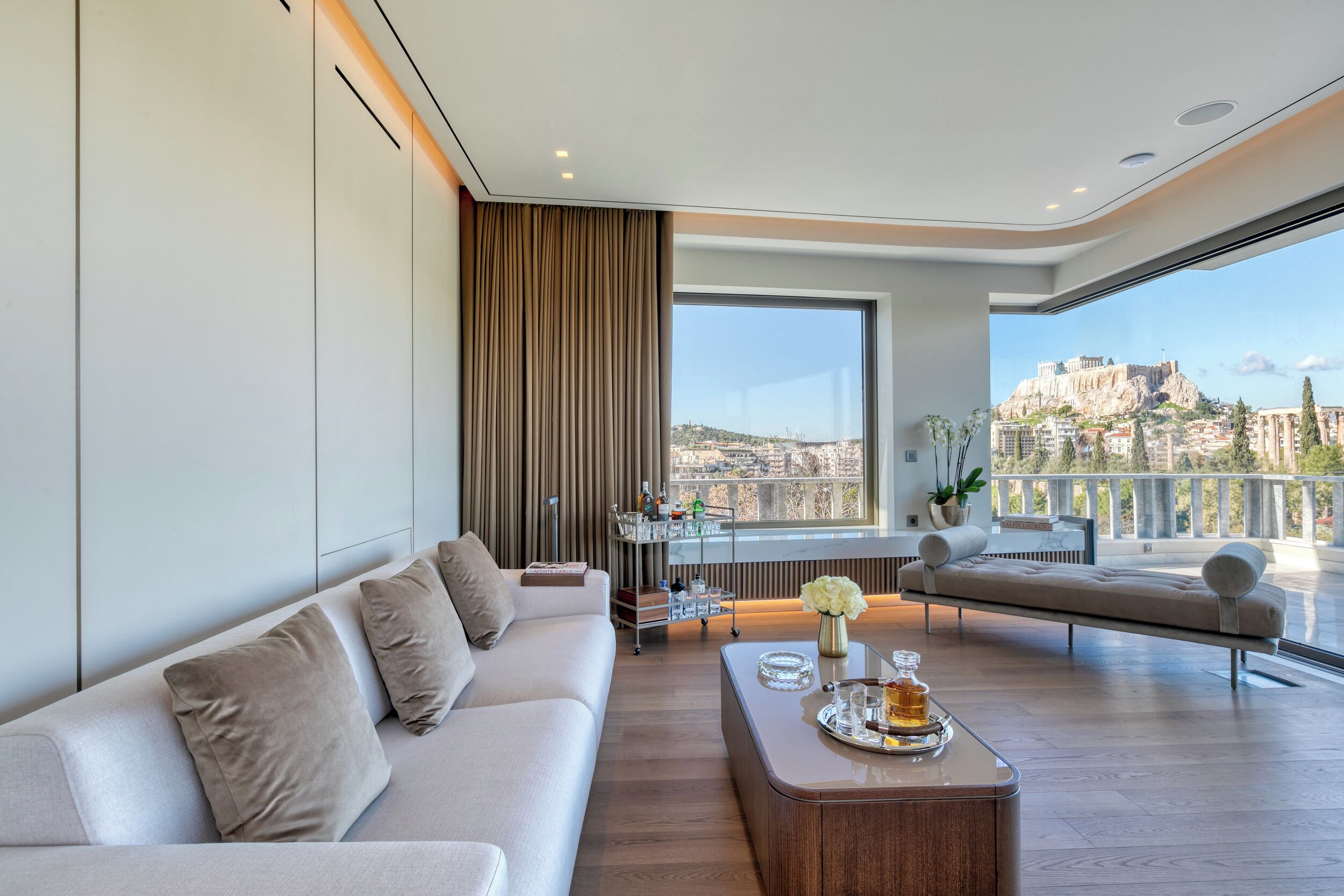 Una sala de estar moderna con un sofá, una mesa de centro y vistas a un edificio histórico.