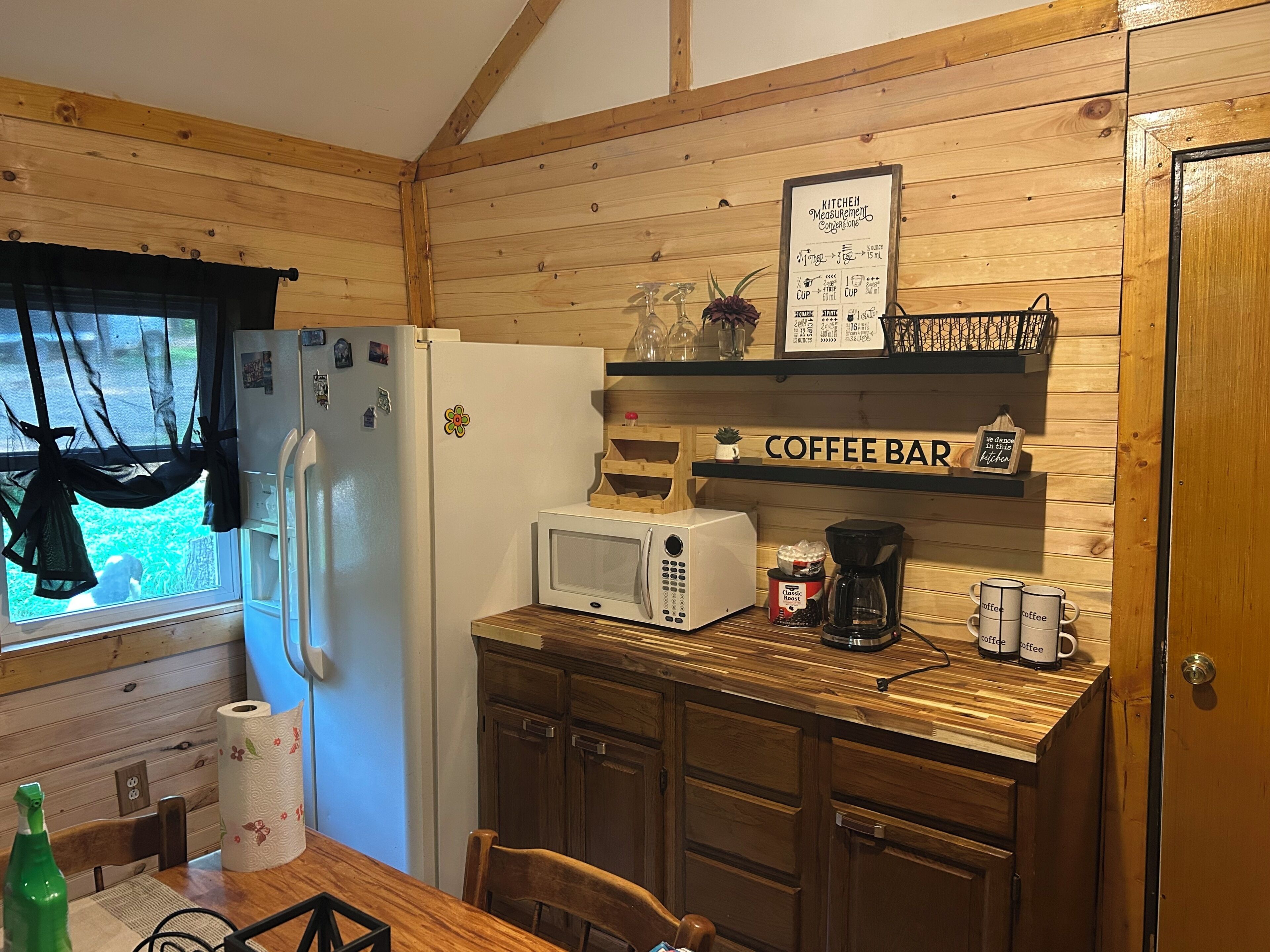 Wasserkocher mit Kaffee-/Teezubehör, Kühlschrank, Mikrowelle, Ofen