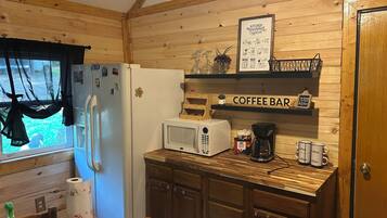 Wasserkocher mit Kaffee-/Teezubehör, Kühlschrank, Mikrowelle, Ofen