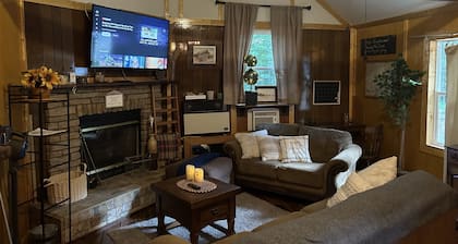 Comfy cabin near hocking hills with hidden spare bedroom, pet friendly
