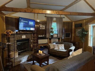 Comfy cabin near hocking hills with hidden spare bedroom, pet friendly 
