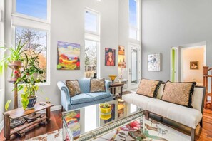 TV, offices - Beautiful 3BR Old Town Home | Steps to Queen St! (Niagara-on-the-Lake)