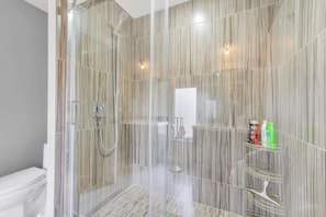 Badewanne, Haartrockner, Handtücher