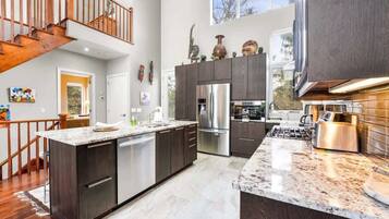 Frigorifero, microonde, forno, piano cottura