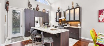 Beautiful 3BR Old Town Home Steps to Queen St!