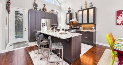 Beautiful 3BR Old Town Home Steps to Queen St!