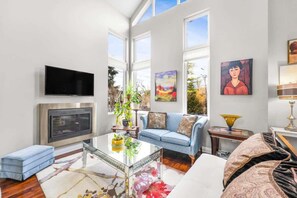 TV, offices - Beautiful 3BR Old Town Home | Steps to Queen St! (Niagara-on-the-Lake)