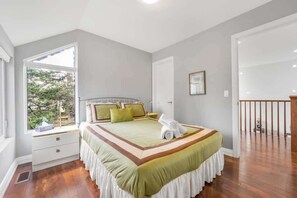 3 bedrooms, desk, iron/ironing board, WiFi