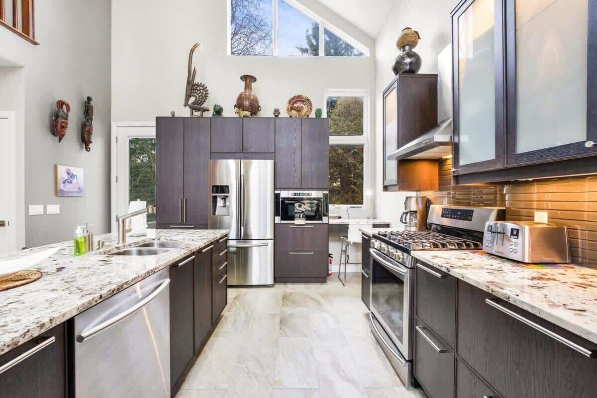 Jääkaappi, mikroaaltouuni, uuni, liesi