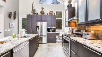 Frigorifero, microonde, forno, piano cottura