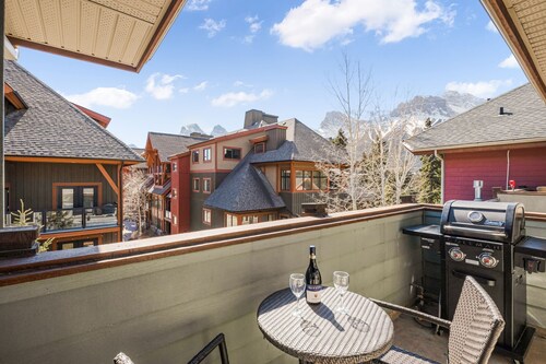 Spacious Top Floor King Bed with Pool & Hot Tubs