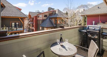 Spacious Top Floor King Bed with Pool & Hot Tubs