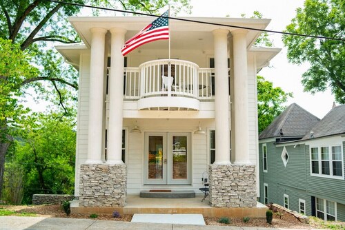 Downtown Historic Loop Downstairs Queen Free Parking