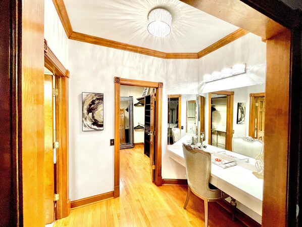 5 makuuhuonetta, työpöytä, silitysrauta/-lauta, vauvan matkasänky