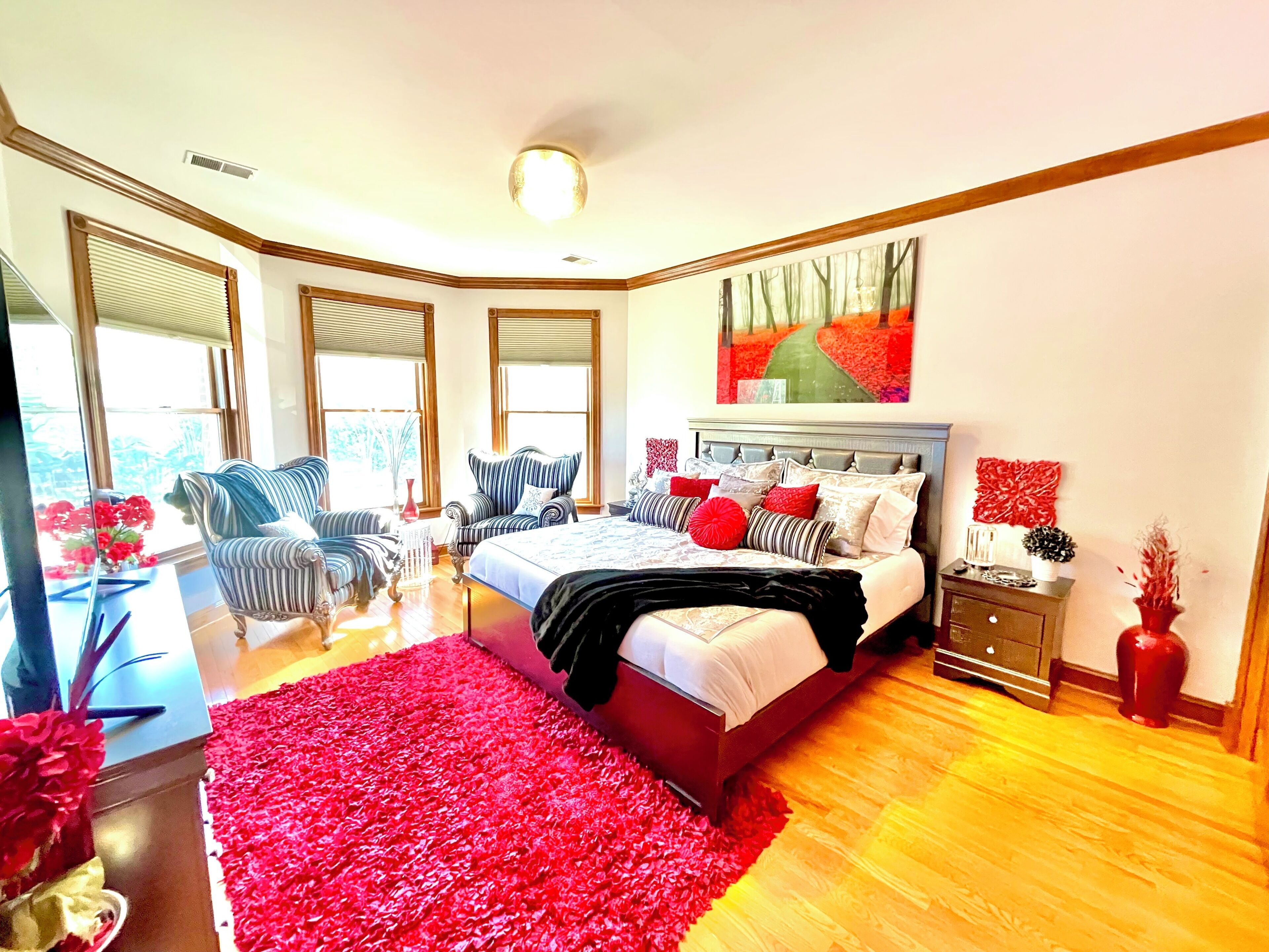 6 bedrooms, desk, iron/ironing board, travel cot