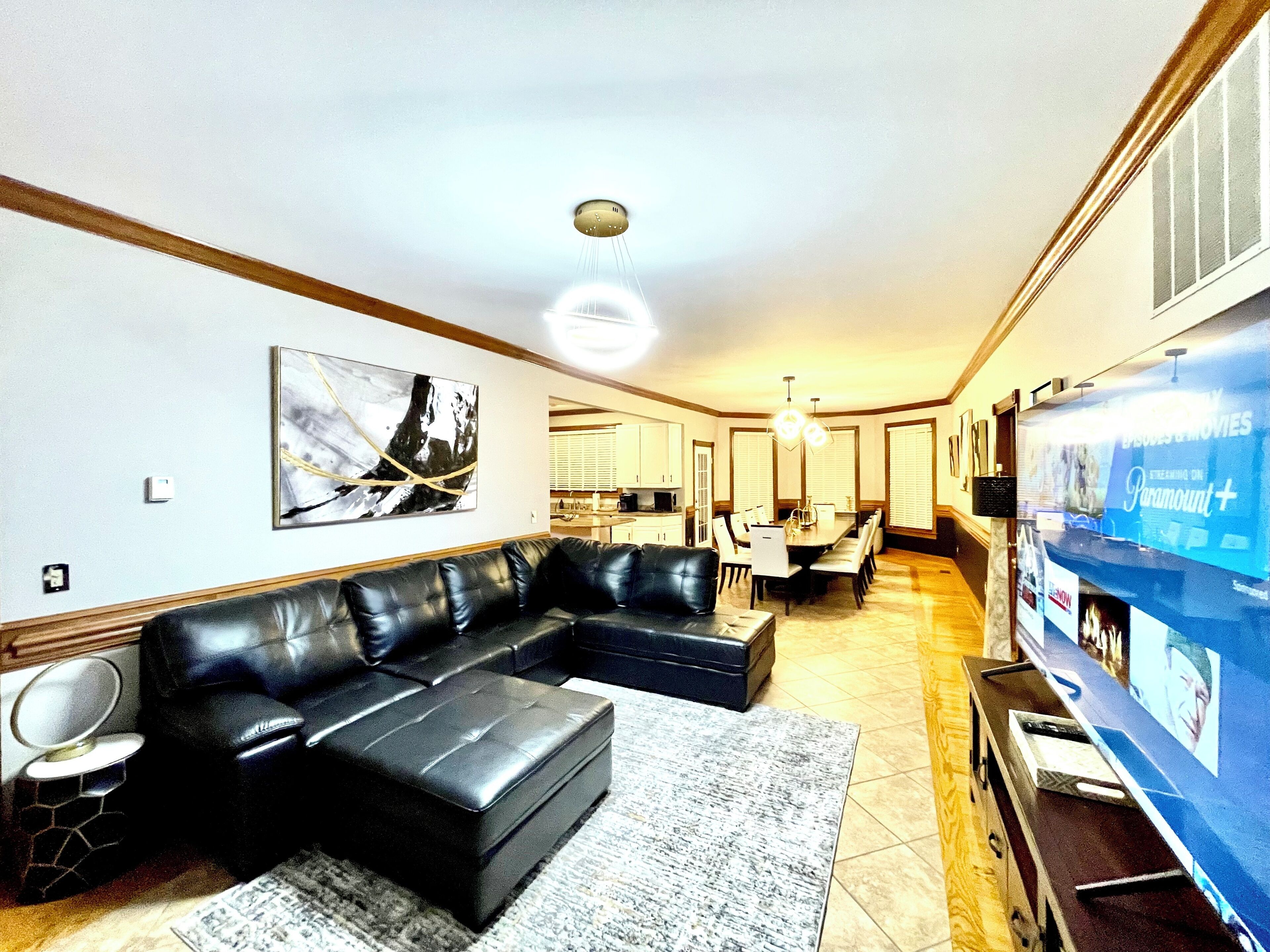 スマートテレビ、暖炉、テーブルサッカー台、卓球台