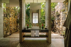 Premier King Suite | Bathroom | Shower, rainfall showerhead, free toiletries, hair dryer - Villa Alba (Ahangama)