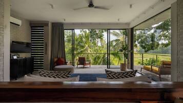 Premier King Suite | Living area