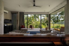 Premier King Suite | 起居区 | 42-英寸纯平电视 （配备有线频道）、电视