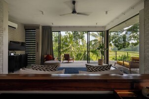 Premier King Suite | Zona de estar | Televisión de pantalla plana de 42 pulgadas con canales por cable