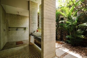 Premier King Suite | 浴室 | 淋浴设施、大花洒淋浴喷头、免费洗浴用品、吹风机