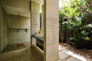 Premier King Suite | Baño | Ducha y cabezal de ducha tipo lluvia