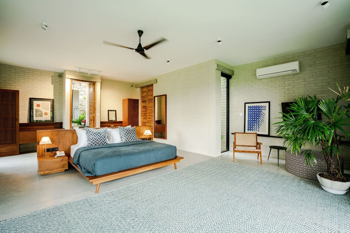 1 bedroom, Egyptian cotton sheets, premium bedding, down comforters