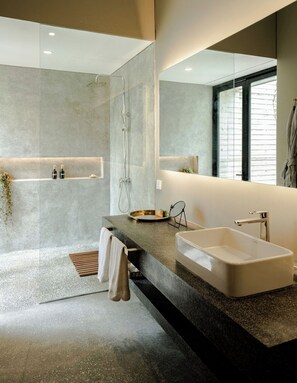 Garden Suite | Bathroom | Shower, rainfall showerhead, free toiletries, hair dryer - Villa Alba (Ahangama)