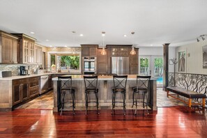 Private kitchen - SUNNYSIDE OASIS - Panoramic lake/mountain view, 4BR, Heated 20'x40' Private Pool (West Kelowna)
