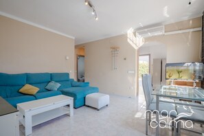 TV, fireplace - Espectacular Villa con Piscina Privada (Mont-roig del Camp)