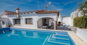 A white villa with a swimming pool, outdoor seating, and a tiled roof. - Espectacular Villa con Piscina Privada (Mont-roig del Camp)