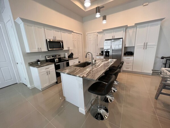 Kühlschrank, Mikrowelle, Ofen, Herdplatte