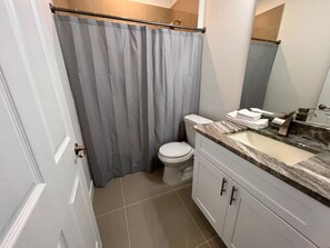 Doccia, asciugacapelli, asciugamani, sapone